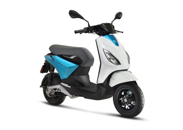 2021_06_Piaggio_one_bicolor_3-4AntDX_bianco-1024x731-1024x1024-1-600x428