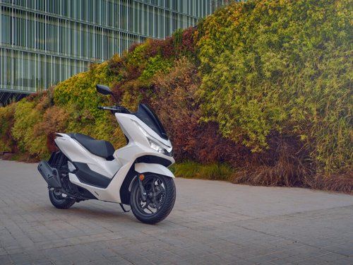 504711_25YM_Honda_PCX125-1024x769