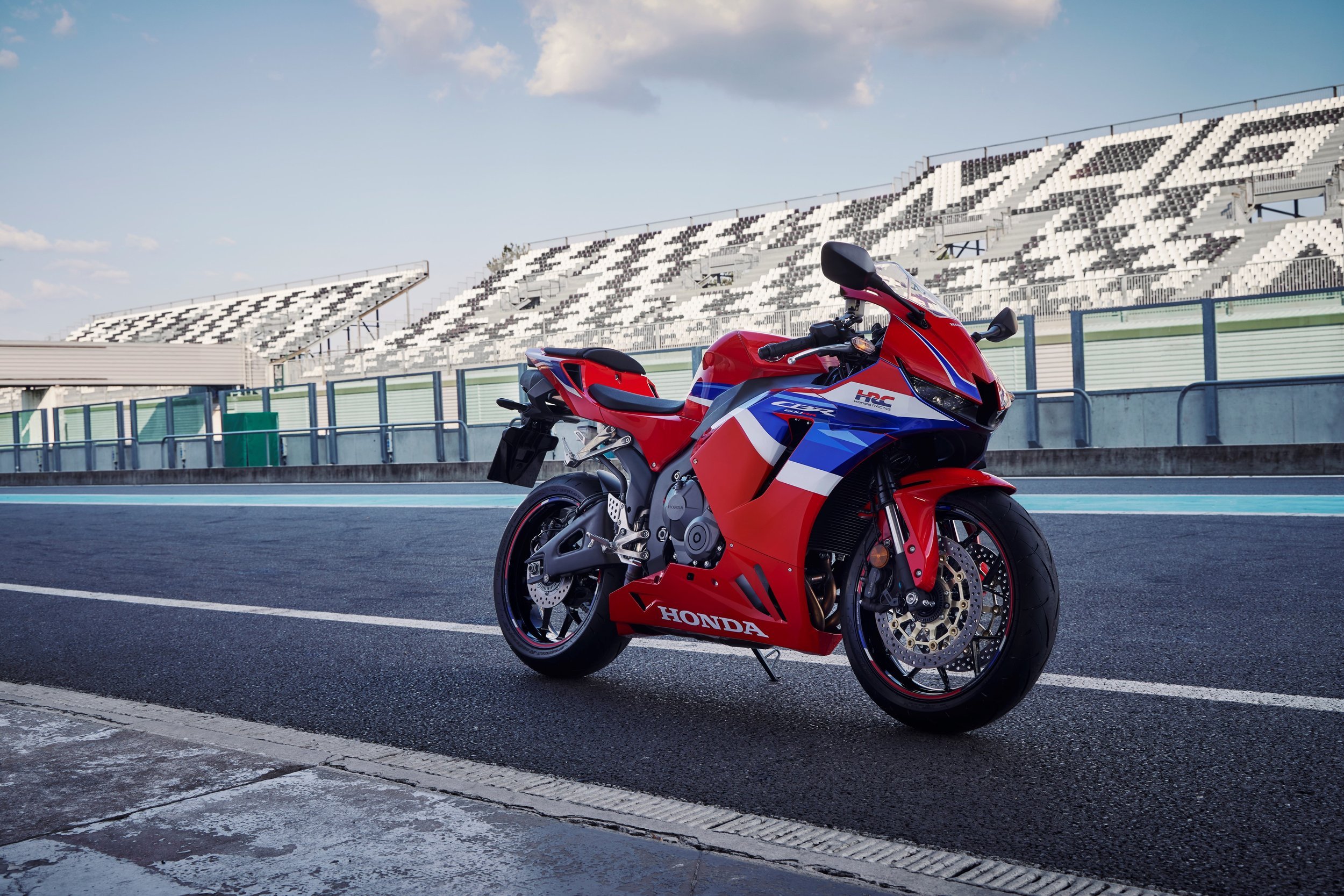 Gear-Up-Knee-Down_Honda-CBR600RR-2024_Image-12