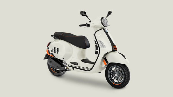 Vespa_Facelift_GTS_Supersport_310_gallery_1920x1080_Bianco_1